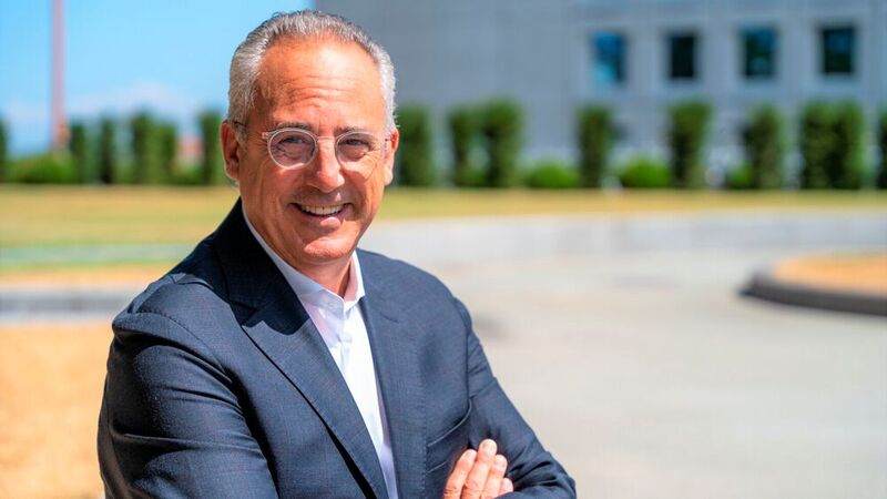 Antonio Fondevilla, Leiter des Geschäftsbereiches Automotive beim Logistikdienstleister Maersk: „Auto- und Batteriehersteller verlagern ihre Produktion näher an die Fabriken für E-Autos in den westlichen Ländern – das wird die Lieferketten signifikant verändern.“