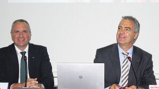 Dr. Roland Herb, Head of Tools bei Oerlikon Balzers (links), und CEO Dr. Hans Brändle demonstrierten Gewindebohrer und Mikrowerkzeuge mit außergewöhnlich glatten Oberflächen sowie extremer Dichte und Härte. (Bild: Schulz)