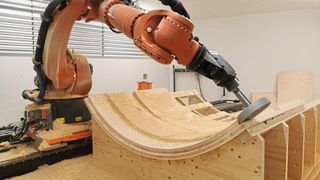 Zwischen zwölf verschiedenen Aufsätzen kann dieser Roboter wählen, um verschiedene Freiformen zu fräsen oder zu schleifen.  (Bild: Tischlerei Decker)