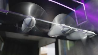 Flugzeuge, an deren Flügel jeweils drei Propeller montiert sind, könnten Kurz- und Mittelstreckenflüge emissionsärmer machen. (Bild: TU Berlin/Tobias_Rosenberg)