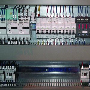 Das Einspeisesystem Sirius 3RV19 von Siemens gibt es auch mit Federzug-Technik. Damit werden Aderendhülsen überflüssig und die gesamte Installation ist ohne Zusatzaufwand berührungssicher.