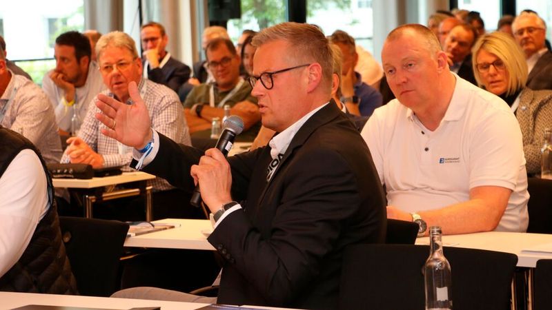 Verärgert über schlechte Konditionen? Rechtsanwalt Henning hamann hat hier ein ganz einfaches Konzept für die Werkstätten: „Unterschreibt die Verträge nicht.“ (Bild: Klasing)