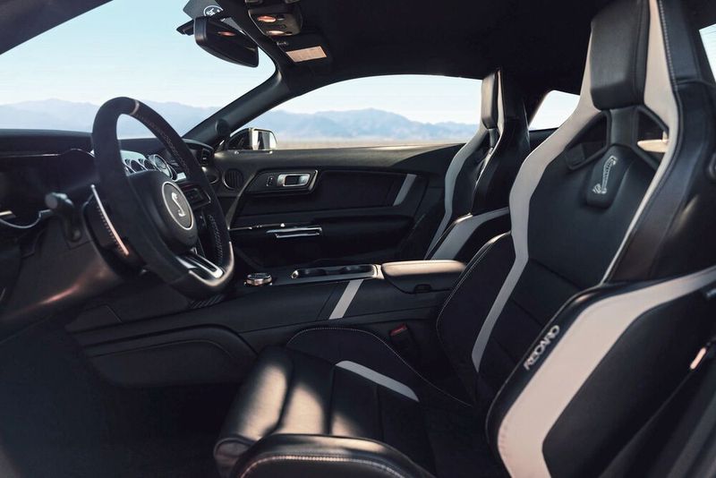 Den Innenraum des GT500 zieren unter anderem Sportsitze von Recaro. (Bild: Ford)