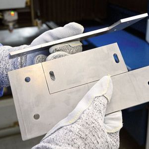 Beinahe einbaufertig: Nanojoints hinterlassen an den mit Laser geschnittenen Blechteilen nur minimale Markierungen, die einfach und schnell entfernt werden können. (Bild:  Trumpf)