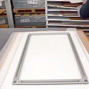 Je nach Format werden die Alu-Dibond-Bildträger mit bis zu vier Aufhängeleisten versehen(Bild:  SEW)