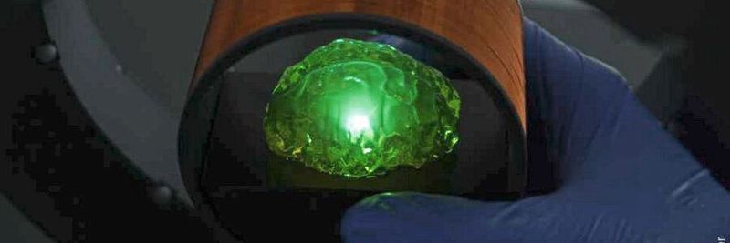 Eine drahtlose Lichtquelle beleuchtet eine transparente Hirnattrappe. Forscher haben jetzt eine OLED für medizinische Anwendungen entwickelt, die von Magnetfeldern gespeist wird.(Bild:  Julian Butscher)