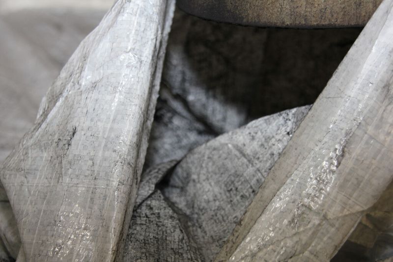 Bild 12: Der Teer wird in der Strahlanlage zu feinem Staub. (Bild: Itasse)