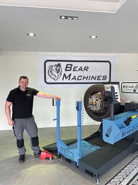 Bear Machines GmbH ist ein auf die Bearbeitung von Nutzfahrzeugreifen spezialisiertes Maschinenbauunternehmen. Mark Berendsen, Geschäftsführender Gesellschafter, entschied sich für Bernstein Fußschalter. (Bild: Bernstein)
