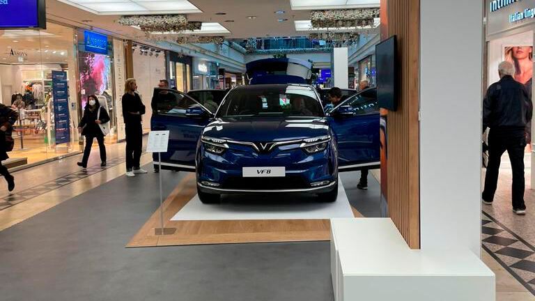 Die Modelle sind für die Interessenten eingehend zu begutachten. (Bild: Vinfast)