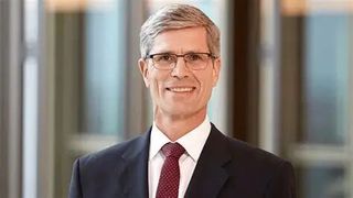 „Der deutsche Maschinen- und Anlagenbau geht nun zum vierten Mal in Folge mit einer negativen Umsatzprognose in ein neues Jahr“, konstatiert Bernd Jung, der die Praxisgruppe Industrial Manufacturing bei PWC Deutschland leitet. Hier mehr zu dieser Erkenntnis ... (Bild: PWC)