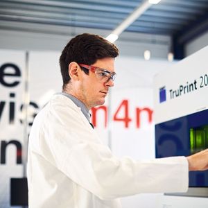 Die Truprint 2000 von Trumpf überzeugt das Team vom Swiss m4m Center vor allem durch die hohe Präzision, mit der der 300-Watt-Faserlaser mit  einem Strahldurchmesser von 55 Mikrometer Strukturen aufbaut.