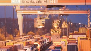 Terminal Leipzig-Wahren am Abend. Seit dem 1. Juli 2017 bietet die Deutsche Umschlaggesellschaft Schiene – Straße mbH (DUSS) dort einen zusätzlichen entgeltfreien Abstelltag im Empfang. (Kombiverkehr)