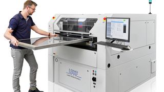 Hier blicken wir auf den neuen Stencillaser G 60120 von LPKF. Die Spezialisten haben bei diesem Laserscheidsystem den Arbeitsbereich auf 600 × 1.200 Millimeter erweitert, wie es heißt. Präzision und Performance glichen sollen der des Vorgängers gleichen. (Bild: LPKF)