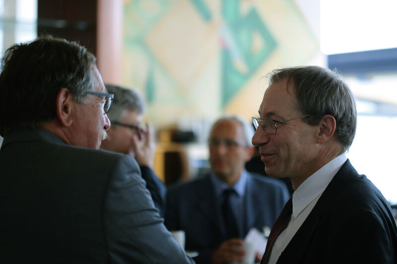 Prof. Dr. Konrad Wegener (ETH Zürich) – hier im Gespräch mit Martin Ruf (ehemaliger Geschäftsführer, Heidenhain [Schweiz] AG) – gehört zu den Kennern der Produktionstechnik. (Bild: Böhm)