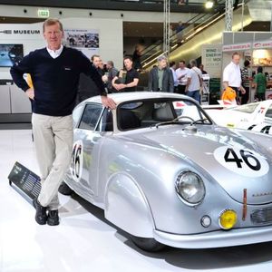 Auch Rallye-Ikone Walter Röhrl greift regelmäßig für Porsche bei Klassikveranstaltungen hinters Lenkrad.(Foto:  Porsche)