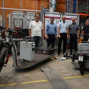 Zum Projektabschluss wurde das neue E-Cargo-Bike in zweifacher Ausführung dem Ministerium für Wirtschaft, Arbeit und Tourismus des Landes Baden-Württemberg präsentiert: v.l. Markus Schmitz (EMB), Suvrath Pai und Dr. Michael Buchholz (beide Uni Ulm MRM), Bastian Mayer (DLR-FK) sowie Dr. Markus Decker vom Wirtschaftsministerium BW. Das Landesministerium hat das Projekt mit rund einer Million Euro gefördert. (Bild:  MRM / Uni Ulm)