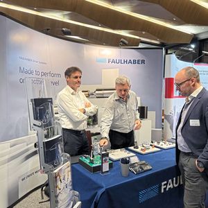 Der Swiss Automation Day der Ostschweizer Fachhochschule in Rapperswil hat sein 15 jähriges Jubiläum gefeiert. Mehr als 30 Aussteller haben Ihre neuesten Technologien im Bereich Automatisierung präsentiert.(Bild:  Anne Richter, VCG)