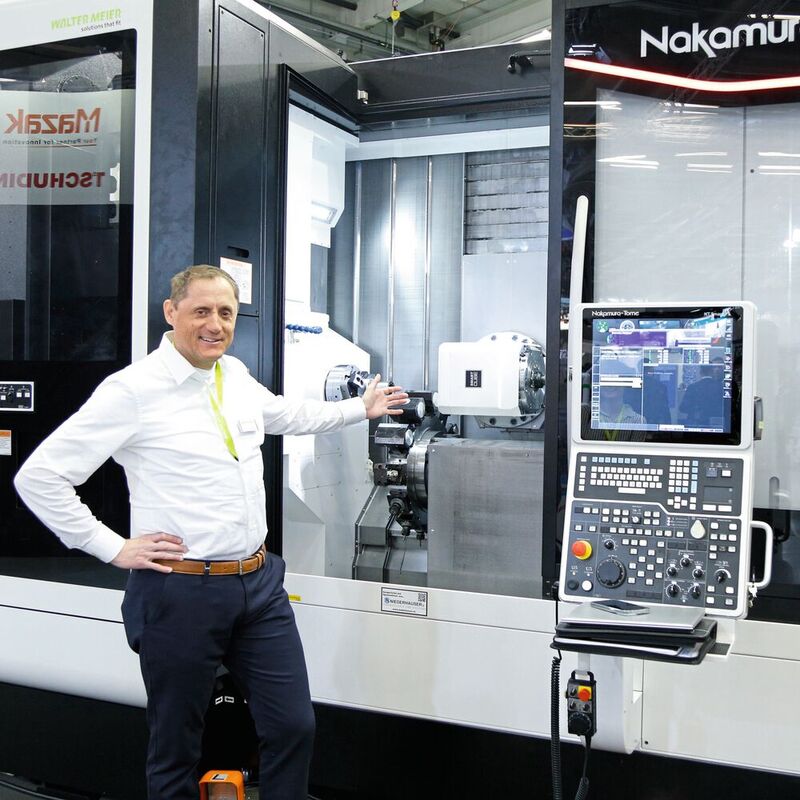 Matthias Zavratnik vor dem leistungsstarken Dreh-Fräszentrum Nakamura-Tome  JX-200, das mit einer Hochleistungsfrässpindel perfekt für komplexe Dreh-Fräsbauteile ausgelegt ist. 