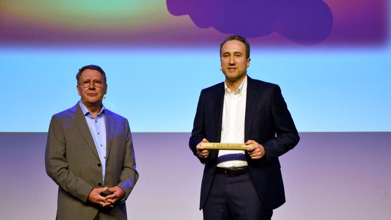 Der Ford-Partnerverband hat einen neuen Präsidenten: Johann Gesthuysen (l.) übergab den Staffelstab symbolisch an Fabio Krause.(Bild:  Mauritz – VCG)