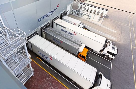 Für die Spedition Siegmann sind derzeit 60 Fahrzeuge im Einsatz: Thermo-, Koffer- und Sprinterfahrzeuge oder auch Megaliner.(Bild:  Siegmann)