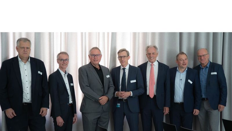 Die Referenten und die Institutsleiter des Fraunhofer IGCV: v.l.n.r.: Prof. Dr.-Ing. Wolfram Volk (Fraunhofer IGCV), MDirig. Dr. Manfred Wolter (Bayer. Staatsministerium für Wirtschaft, Landesentwicklung und Energie), Dr.-Ing. Ralf Fröchtenicht (Langjähriger Kuratoriumsvorsitzender des Fraunhofer IGCV), Prof. Dr.-Ing. Rüdiger Daub (Fraunhofer IGCV), Prof. Dr.-Ing. Klaus Drechsler (Fraunhofer IGCV), Dr.-Ing. Lars Fiedler (Airbus Operations GmbH) und Karl Bayerle (Stadt Augsburg).(Bild:  Fraunhofer IGCV)