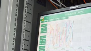 Auf dem zentralen Server laufen alle Daten auf, werden über die Software verarbeitet und über einen Bildschirm übersichtlich dargestellt.  (Yaskawa)