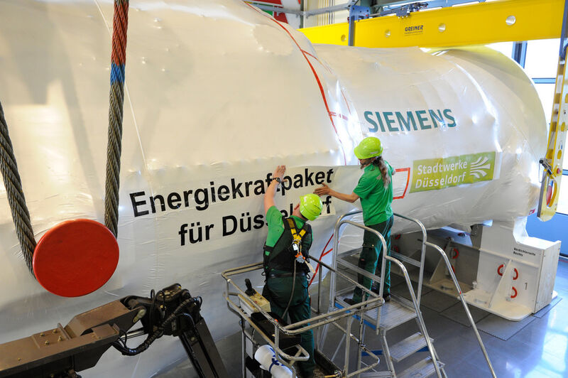 Letzte Arbeitsschritte im Gasturbinenwerk kurz vor dem Transport. (Siemens)