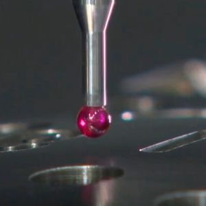 Beim effizienzssteigernden MAP Grinding von Okamoto tastet ein taktiles Messystem das Werkstück vor dem Flachschleifen zunächst ab ...(Bild:  Okamoto)