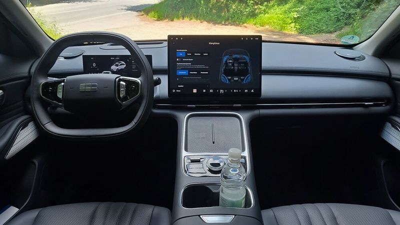 Geely hat im Starray EM-i weitestgehend auf Hartplastik verzichtet. Das Cockpit wirkt hochwertig und aufgeräumt.  (Bild: Mauritz – VCG)
