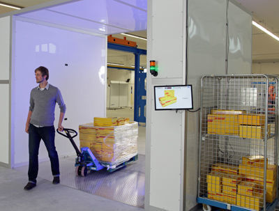 RFID-Gate im Entwicklungslabor des Galileo-Testfeldes Sachsen-Anhalt. Sogar die lückenlose Zustandsüberwachung von temperaturgeführter Ware ist möglich.  (Bild: Dirk Mahler/Fraunhofer IFF)