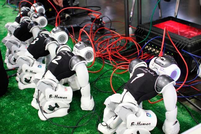 Während der Halbzeit werden die Roboter zudem aufgeladen und die Software wird überprüft.  (Loading / Tim Laue / CC BY-SA 4.0)