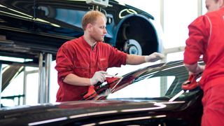 Kfz-Betriebe dürfen nur mit dem Austausch und der Kalibrierung der Fahrerassistenzsystemen werben, wenn sie auch in der Handwerksrolle eingetragen sind.  (Bild: frei lizenziert)