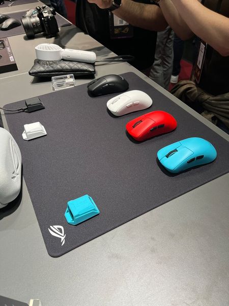Die kabellose Gaming-Maus ROG Gladius IV Ace wird in vier Farbvarianten verfügbar sein. (Bild: Vogel IT-Medien)
