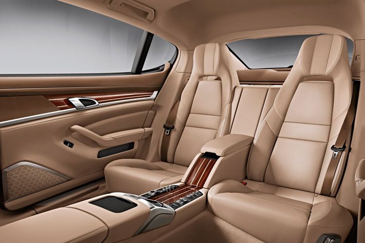 Hinten haben weiterhin zwei Personen Platz. (Foto: Porsche)