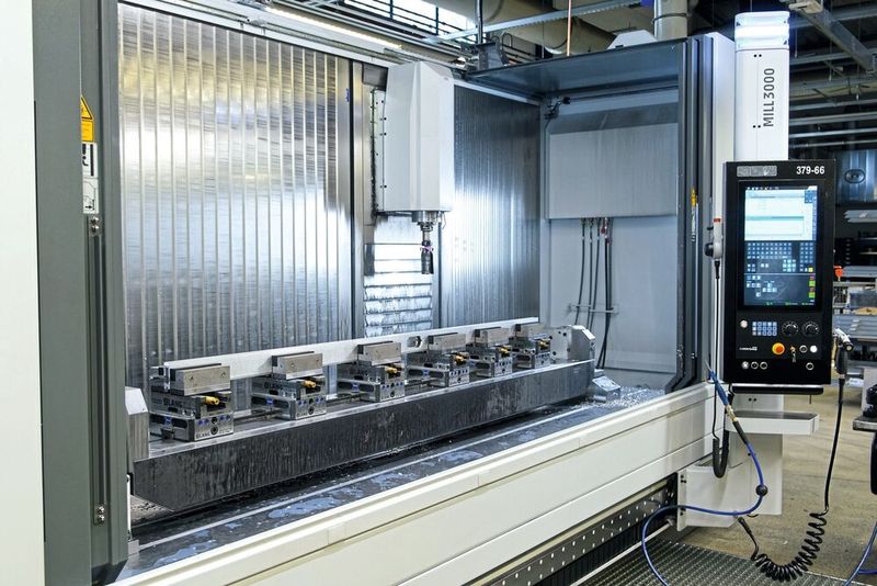 Die individuell ausgelegte Schwenkbrücke ermöglicht seitliche Bearbeitungen ohne erneutes Umspannen und reduziert die Zahl der erforderlichen Bezugspunkte.(Bild:  Chiron Group)