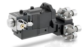 Der neu entwickelte Linearmischkopf MK 5-2+1K von Krauss-Maffei ermöglicht laut Hersteller den besonders schnellen und effizienten Farbwechsel beim Colorform-Verfahren, bei dem ein thermoplastischer Grundkörper mit Polyurethan (PUR) oder Polyurea (PUA) als Oberflächenmaterial überflutet wird. Er gehört zu einem Trio neuer Mischköpfe für die Polyurethanverarbeitung und wurde auf der Fakuma 2017 vorgestellt. (Krauss-Maffei)