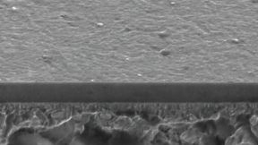 Mittels 90-Grad-Plasmafilterung hergestellte, etwa 2,5 Mikrometer messende „ta-C“-Schicht. Wiederum die Schrägansicht auf die Bruchfläche im Rasterelektronenmikroskop. (Bild: Fraunhofer IWS)