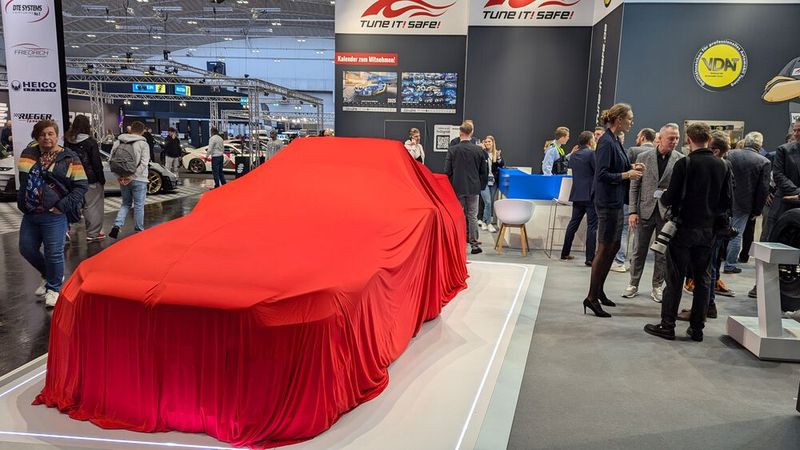 Erstes Highlight der Messe war die Enthüllung des diesjährigen Kampagnenfahrzeugs von „Tune it! Safe!“. Diese Initiative soll die Vereinbarkeit von Tuning und gesetzlichen Vorgaben zeigen. (Bild: Rosenow – VCG)