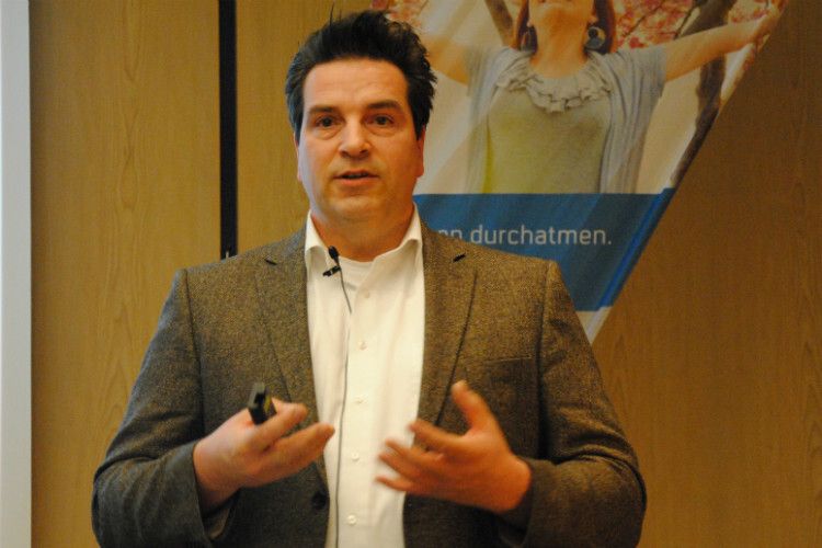 Derek Finke, Direktor Business Development bei Modix, erläuterte die Möglichkeiten und Risiken im Umgang mit Suchmaschinen. (Foto: Baeuchle)