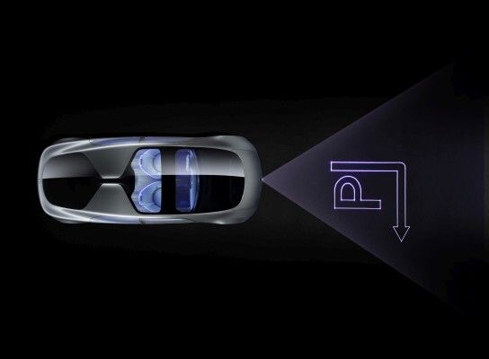 Mercedes-Benz F 015 - Luxury in Motion: Ein Pfeil zeigt an, dass das Fahrzeug in eine ausgewählte Parklücke parken will (Mercedes-Benz)