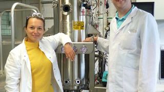 Dr. Marina Dziuba und Dr. Frank Mickoleit an einem 100 L - Fermenter zur Kultivierung magnetotaktischer Bakterien. (Bild: Uni Bayreuth)
