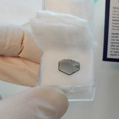 Ein Molybdaen-​Ditellurid-Kristall, aus dem hauchdünne Schichten mit zwei Graphenschichten zu einer Heterostruktur kombiniert wurden. (ETH Zürich)
