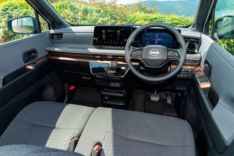 Im Innenraum sorgt das ausziehbare Solardach für eine Teilverschattung, was für weniger Hitzestau sorgen dürfte. (Bild: Nissan)