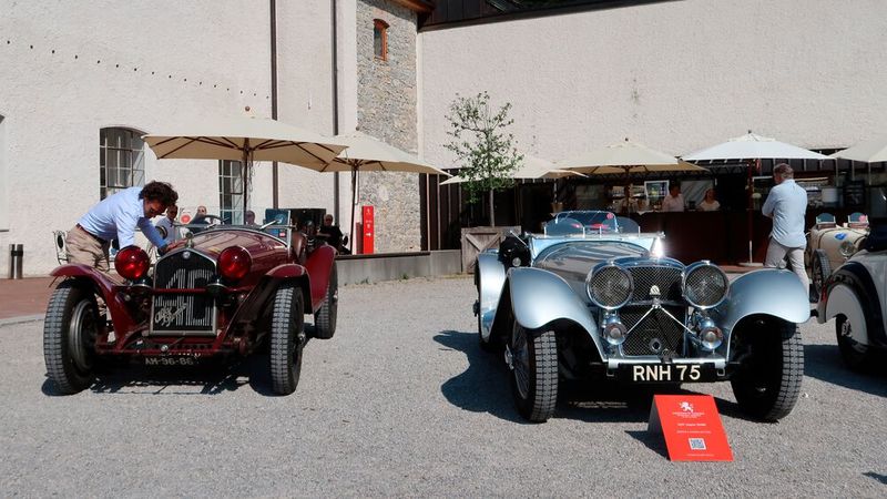 Zwei Sportwagen aus den Dreißigerjahren des vergangenen Jahrhunderts mit gewissen Ähnlichkeiten: links ein Alfa Romeo, rechts ein Jaguar (Bild: Diehl – VCG)