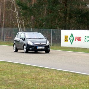Im Schaeffler-Demonstrator Opel Corsa testeten wir die Segel-Funktionen der E-Clutch-Einstiegsversion „MTplus“ mit herkömmlicher Kupplung und hydraulischen Kraftübertragung sowie die Top-Version mit „Elektronischem Kupplungsmanagement“, die kein Kupplungspedal mehr benötigt. Beide Versionen schalteten einwandfrei und meisterten die Segel-Funktionen problemlos.