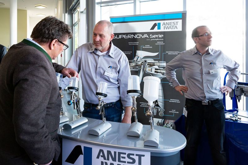 Star beim Oberflächentechnikspezialiste Anest Iwata waren die Spritzpistolen der Supernova-Serie mit  Vorzerstäuber-Technologie per Schlitzdüse. Sie punktet mit im Vergleich zu herkömmlicher Runddüsentechnik weniger Overspray und gleichmäßigem Nasskern, daraus resultiert ein hohes Materialeinsparpotential. (Stefan Bausewein)