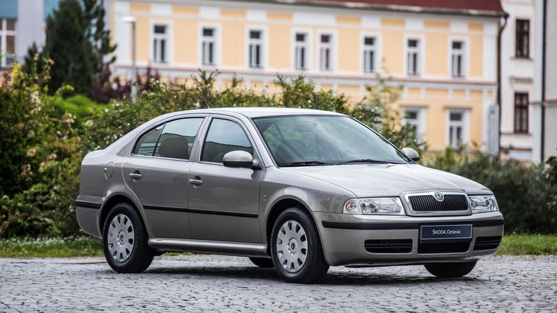 Der Škoda Octavia war zunächst ein zwischen Frühjahr 1959 und Herbst 1971 von AZNP Škoda gebautes Fahrzeug. Der Name stand für das achte Nachkriegsmodell der Marke.  Im Herbst 1996 führte Škoda wieder ein Fahrzeug unter diesem Namen ein. Es ist das erste Modell, das nach der Übernahme von Škoda durch Volkswagen entwickelt und hergestellt wurde. Technisch basierte das Auto auf dem Golf IV. Von der ersten Baureihe der neuen Generation wurden bis 2010 1.442 Millionen Exemplare verkauft. (Bild: Škoda)