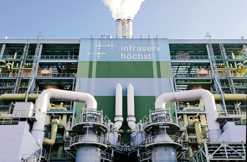 Infraserv Höchst versorgt die Standort-Unternehmen u.a. mit Energien, speziellen Medien und Rohstoffen, und gewährleistet die umweltgerechte Entsorgung von Abfällen und Abwässern. (Bild: Infraserv Höchst)