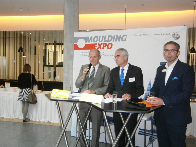Augenblicke auf der Pressekonferenz zur Eröffnung der Moulding Expo im Restaurant am Wasser. Von links: Ulrich Kromer von Baerle und daneben der Ministerialdirektor Guido Rebstock aus dem Ministerium für Finanzen und Wirtschaft, Baden Württemberg. (Bild: Königsreuther)