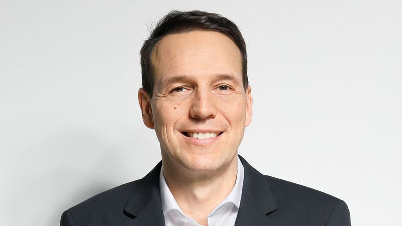 Mario Köhler, Commercial Director Toyota Deutschland: „Blickt man heute auf den deutschen Markt, so hat der Wettbewerb sich wieder deutlich intensiviert. Alle Hersteller und Händler kämpfen um Marktanteile und neue Auftragseingänge. Ich rechne damit, dass die Nachfrage nach BEVs und Plug-in-Hybriden weiterhin stimuliert werden muss. Mit unserer Multi-Tech-Strategie, bei der wir neben reinen batterieelektrischen Fahrzeugen sowohl Vollhybride als auch Plug-in-Hybride und Wasserstoffantriebe parallel anbieten, können wir passgenau auf unsere privaten und gewerblichen Kunden eingehen. Ein weiterer Wettbewerbsvorteil ist unsere Toyota-Relax-Garantie, die wir auf 15 Jahre erweitert haben. Damit geben wir unseren Kunden Sicherheit und schaffen Werte. Für 2024 streben wir einen Marktanteil von drei Prozent an. Darauf sind wir und unsere Handelspartner bestens vorbereitet. Gleich zum Jahreswechsel führen wir die neue Generation des Toyota C-HR ein, ein Crossover im C-Segment, das zu 100 Prozent in Europa gestaltet, entwickelt und gebaut wird. Darüber hinaus werden wir ab 2024 mit einer kompletten und sehr wettbewerbsfähigen Nutzfahrzeugpalette Marktanteile gewinnen können. So komplettiert der neue Proace Max die Toyota-Professional-Nutzfahrzeugfamilie. Das neue 3,5-Tonnen-Modell wird sowohl als Verbrenner als auch vollelektrisch angeboten werden. So tritt Toyota mit nun drei verschiedenen Modellen auf dem immer wichtiger werdenden Markt der Transporter an. Mit der Elektrifizierung der Nutzfahrzeuge stärken wir als Mobilitätskonzern unseren Weg hin zur emissionsfreien Mobilität.“ (Bild: Jack Kulcke)